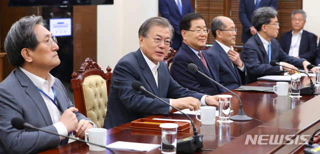 【서울=뉴시스】전신 기자 = 문재인 대통령이 20일 청와대 여민관에서 열린 수석 보좌관·비서관 회의를 주재하고 있다. 2019.05.20. photo1006@newsis.com