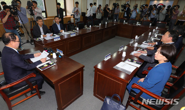 【과천=뉴시스】배훈식 기자 = 20일 오후 경기 과천시 과천정부청사에서 정한중 법무부 검찰 과거사위원회 위원장이 장자연 리스트 의혹 사건 회의를 주재하고 있다. 2019.05.20.&nbsp; dahora83@newsis.com