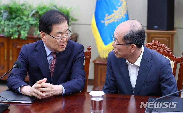 【서울=뉴시스】전신 기자 = 정의용 국가안보실장과 김유근 1차장의 모습. (사진=뉴시스DB). 2019.05.20. photo1006@newsis.com