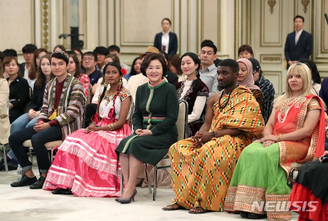 【서울=뉴시스】박진희 기자 = 대통령 부인 김정숙 여사가 20일 청와대 영빈관에서 '코리아넷 명예기자단'을 초청하여 격려하고 있다. 한국 정부 대표 9개 다국어 포털인 ‘코리아넷’은 정부의 주요 정책과 정상외교, 국제협력을 비롯해 문화예술, 스포츠, 관광 등 한국의 모든 것을 알리는 정부 대표 해외홍보 매체이다. 또한 세계 73개국 명예기자단 539명이 현지에서 보내오는 생생한 소식을 게시한다. 2019.05.20. pak7130@newsis.com