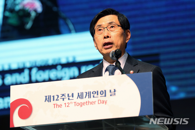 【서울=뉴시스】김병문 기자 = 박상기 법무부 장관이 지난달 20일 오후 서울 서초구 더케이호텔 아트홀에서 열린 '제12주년 세계인의 날 기념식'에 참석해 기념사를 하고 있다. 2019.05.20. dadazon@newsis.com