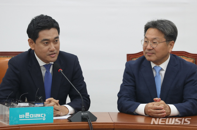 【서울=뉴시스】고승민 기자 = 강기정 청와대 정무수석이 20일 서울 여의도 국회 바른미래당을 방문, 오신환 원내대표를 예방하고 있다. 2019.05.20.kkssmm99@newsis.com