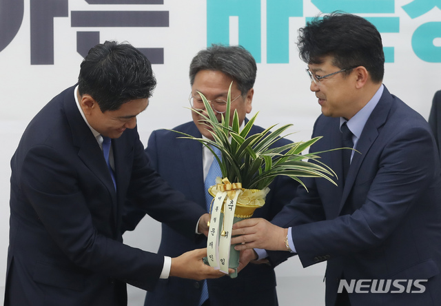 【서울=뉴시스】고승민 기자 = 강기정 청와대 정무수석이 20일 서울 여의도 국회 바른미래당을 방문, 오신환 원내대표를 예방하고 있다. 2019.05.20.kkssmm99@newsis.com