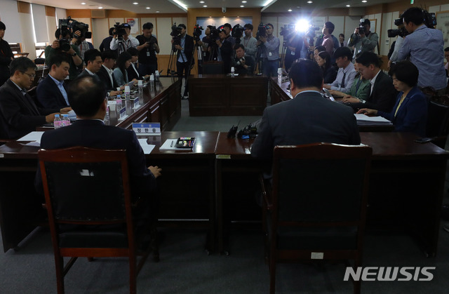 【과천=뉴시스】배훈식 기자 = 지난 20일 오후 경기 과천시 과천정부청사에서 열린 법무부 검찰 과거사위원회 회의에 참석한 위원들이 '장자연 리스트' 의혹 사건에 대한 심의 결과를 발표하고 있다. 2019.05.20. dahora83@newsis.com