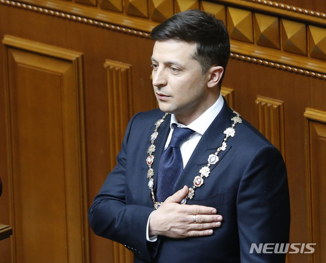 [키이우=AP/뉴시스] 볼로디미르 젤렌스키 우크라이나 대통령이 2019년 5월20일(현지 시간) 수도 키이우 소재 의회에서 열린 대통령 취임식에서 국가를 부르고 있다. 2025.03.05.