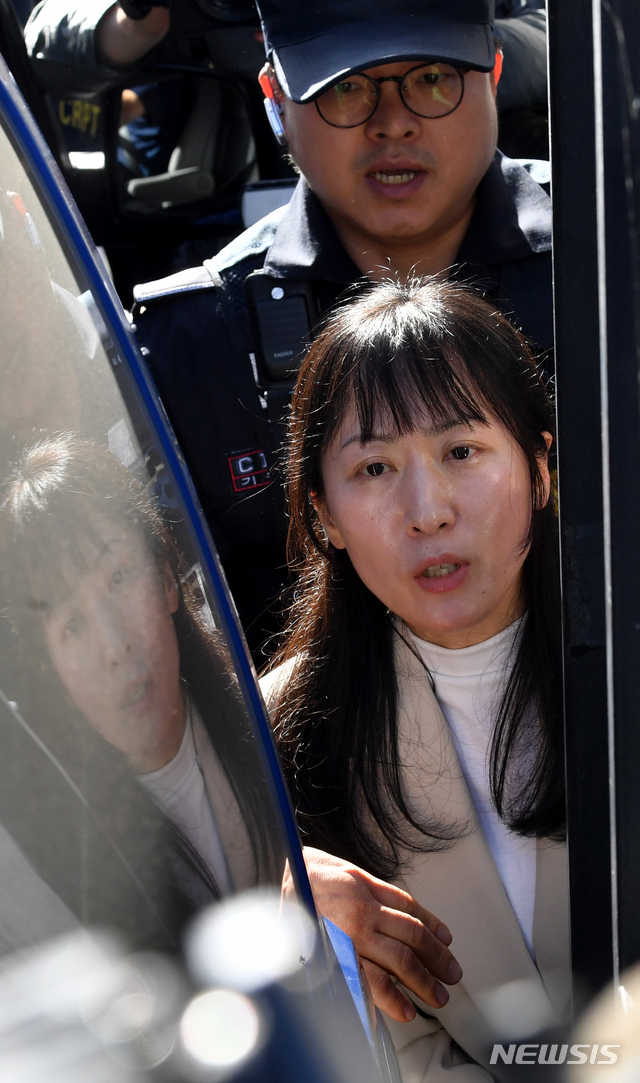 【해남=뉴시스】 신대희 기자 = 20일 오후 전남 해남군 광주지법 해남지원에서 재심 첫 공판을 마친 김신혜씨가 1호 형사법정 밖으로 나오고 있다. 아버지를 살해한 혐의로 무기징역을 선고받고 19년째 복역하고 있는 김씨는 대법원으로부터 2001년 3월 존속살해죄로 무기징역형이 확정된 지 18년, 재심이 결정된 지 5개월 여만에 재판을 받고 있다. 2019.05.20. sdhdream@newsis.com