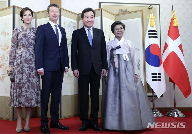 【서울=뉴시스】최진석 기자 = 이낙연 국무총리 내외와 덴마크 프레데릭 왕세자 내외가 20일 서울 종로구 국무총리 서울공관에서 열린 덴마크 프레데릭 왕세자 내외 초청 만찬에 참석해 기념촬영을 하고 있다.왼쪽부터 메리 덴마크 왕세자비, 프레데릭 왕세자, 이낙연 총리, 이 총리 부인 김숙희 여사. 2019.05.20. myjs@newsis.com