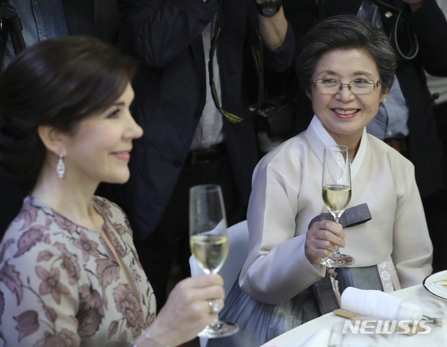【서울=뉴시스】최진석 기자 = 이낙연 국무총리 부인인 김숙희 여사가 20일 서울 종로구 국무총리 서울공관에서 열린 덴마크 프레데릭 왕세자 내외 초청 만찬에서 덴마크 메리 왕세자비와 건배하고 있다. 2019.05.20.&nbsp; myjs@newsis.com