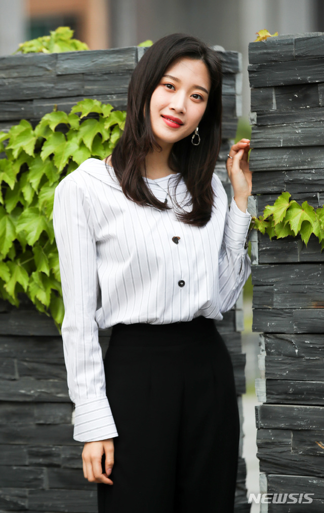 【서울=뉴시스】김선웅 기자 = JTBC 드라마 '으라차차 와이키키2'에서 한수연 역으로 출연한 배우 문가영이 서울 중구 뉴시스 본사에서 인터뷰를 앞두고 포즈를 취하고 있다. 2019.05.20. mangusta@newsis.com