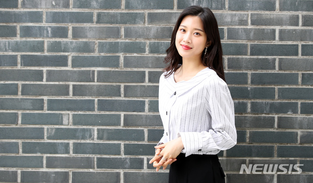 【서울=뉴시스】김선웅 기자 = JTBC 드라마 '으라차차 와이키키2'에서 한수연 역으로 출연한 배우 문가영이 서울 중구 뉴시스 본사에서 인터뷰를 앞두고 포즈를 취하고 있다. 2019.05.20.  mangusta@newsis.com