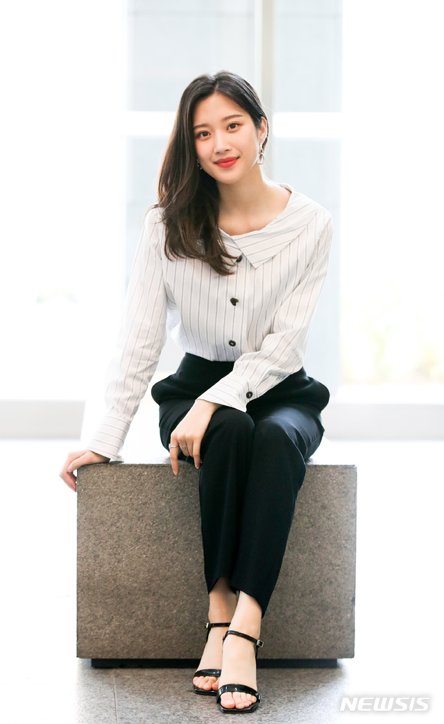 【서울=뉴시스】김선웅 기자 = JTBC 드라마 '으라차차 와이키키2'에서 한수연 역으로 출연한 배우 문가영이 서울 중구 뉴시스 본사에서 인터뷰를 앞두고 포즈를 취하고 있다. 2019.05.20. mangusta@newsis.com