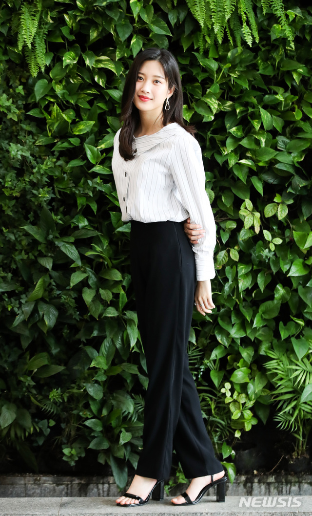 【서울=뉴시스】김선웅 기자 = JTBC 드라마 '으라차차 와이키키2'에서 한수연 역으로 출연한 배우 문가영이 서울 중구 뉴시스 본사에서 인터뷰를 앞두고 포즈를 취하고 있다. 2019.05.20. mangusta@newsis.com