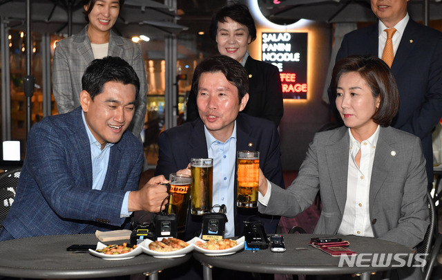 【서울=뉴시스】국회사진기자단 = 여야 3당 교섭단체 원내대표가 20일 오후 서울 여의도 국회 인근 호프집에서 '맥주 회동'을 하고 있다. 왼쪽부터 오신환 바른미래당 원내대표, 이인영 더불어민주당 원내대표, 나경원 자유한국당 원내대표. 2019.05.20. photo@newsis.com