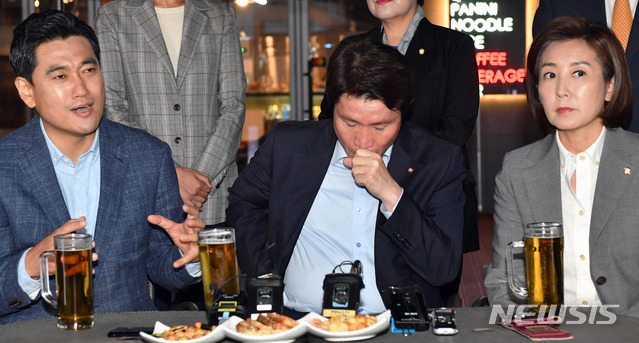 【서울=뉴시스】국회사진기자단 = 지난 20일 여야 3당 교섭단체 원내대표가 서울 여의도 국회 인근 호프집에서 '맥주 회동'을 하고 있다. 왼쪽부터 오신환 바른미래당 원내대표, 이인영 더불어민주당 원내대표, 나경원 자유한국당 원내대표. 2019.05.20. photo@newsis.com