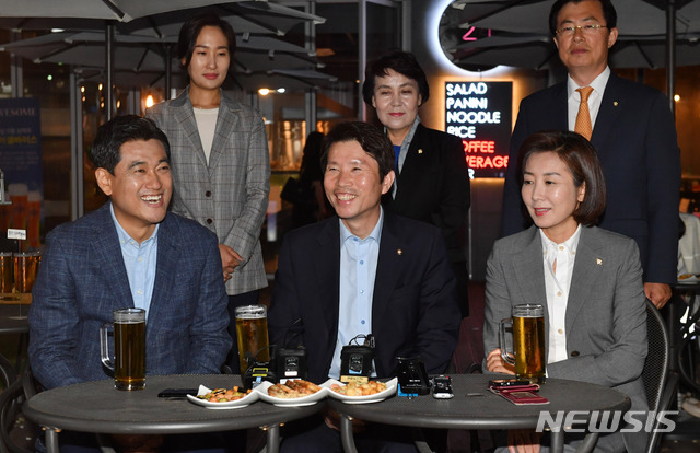 【서울=뉴시스】국회사진기자단 = 여야 3당 교섭단체 원내대표가 20일 오후 서울 여의도 국회 인근 호프집에서 '맥주 회동'을 하고 있다. 왼쪽부터 오신환 바른미래당 원내대표, 이인영 더불어민주당 원내대표, 나경원 자유한국당 원내대표. 2019.05.20. photo@newsis.com