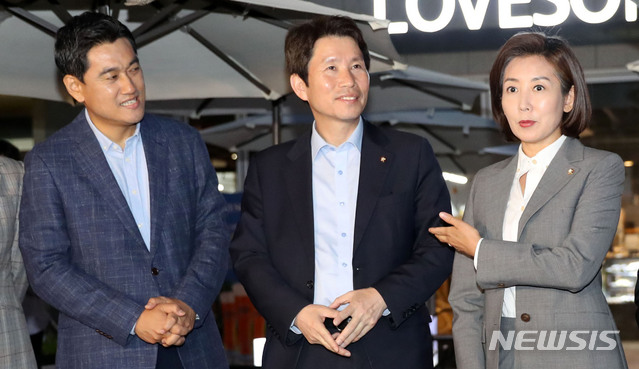 【서울=뉴시스】국회사진기자단 = 여야 3당 교섭단체 원내대표가 지난 달 20일 오후 서울 여의도 국회 인근 호프집에서 '맥주 회동'을 하고 있다. 왼쪽부터 오신환 바른미래당 원내대표, 이인영 더불어민주당 원내대표, 나경원 자유한국당 원내대표. 2019.05.20. photo@newsis.com