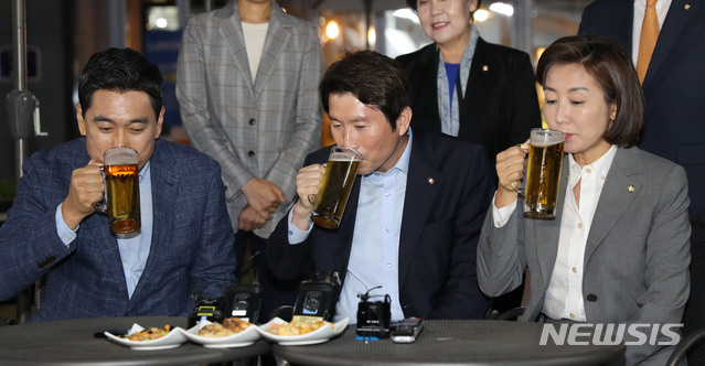 【서울=뉴시스】국회사진기자단 = 여야 3당 교섭단체 원내대표가 20일 오후 서울 여의도 국회 인근 호프집에서 '맥주 회동'을 하고 있다. 왼쪽부터 오신환 바른미래당 원내대표, 이인영 더불어민주당 원내대표, 나경원 자유한국당 원내대표. 2019.05.20. photo@newsis.com