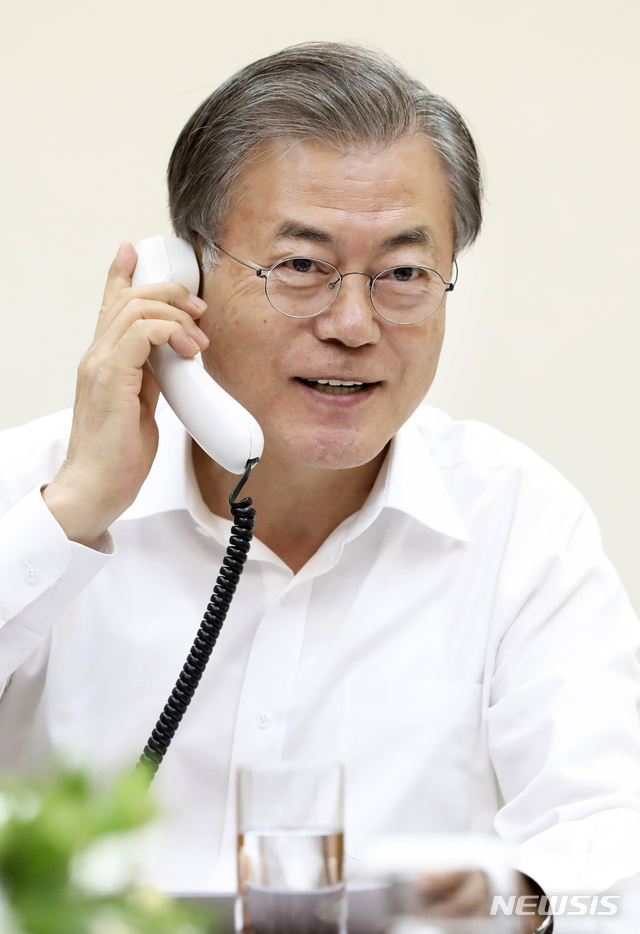 【서울=뉴시스】박진희 기자 = 문재인 대통령이 20일 오후 청와대 관저 소회의실에서 모하메드 빈 자이드 알 나하얀 아랍에미리트(UAE) 왕세제와 전화 통화를 하고 있다.&nbsp; 2019.05.20. (사진=청와대 제공) photo@newsis.com