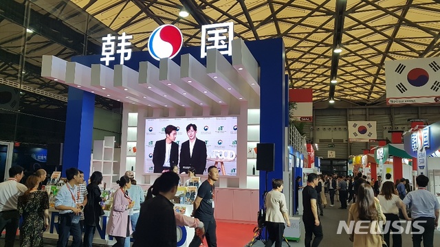 【창원=뉴시스】홍정명 기자= 지난 14일부터 16일까지 중국 상해에서 열린 '2019 상해 식품박람회(SIAL CHINA)'의 한국 식품업체들 부스 전경.2019.05.21.(사진=경남도청 제공) photo@newsis.com