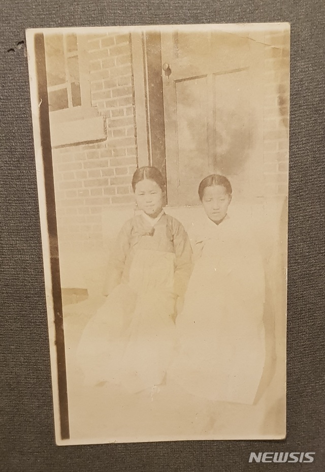 【서울=뉴시스】이화학당 보통과 시절 유관순(좌측)으로 추정되는 사진이다. 유관순은 이화학당 보통과에 편입해 1918년 졸업했다. 이 사진은 이화학당 창설시기 앨범 'Ewha in the past'에 수록돼있다. (사진 = 이화여자대학교 이화역사관 제공)