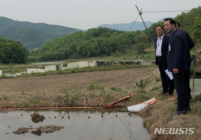 【양평=뉴시스】 문영일 기자 = 경기 양평군은 계속되는 이상기후로 가뭄발생에 따른 한해피해를 최소화하기 위해 지속적인 시설 보수 및 항구적 용수공급을 위한 시설물 설치에 박차를 가하고 있다고 21일 밝혔다. 정동균(왼쪽 첫번째)가 영농현장을 점검하고 있다. 2019.05.21. (사진=양평군청 제공) photo@newsis.com