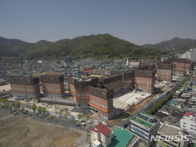 【창원=뉴시스】 강경국 기자 = 경남 창원시는 미분양으로 지연되는 재개발 사업의 촉진을 위해정비 사업의 일반 분양분을 공공지원민간 임대 사업장으로 전환한다고 21일 밝혔다.사진은 지난 4월23일 국토교통부로부터 공공지원 민간임대사업장으로 최종 선정된 회원3구역의 사업 진행 현장. 2019.05.21. (사진=창원시청 제공)photo@newsis.com