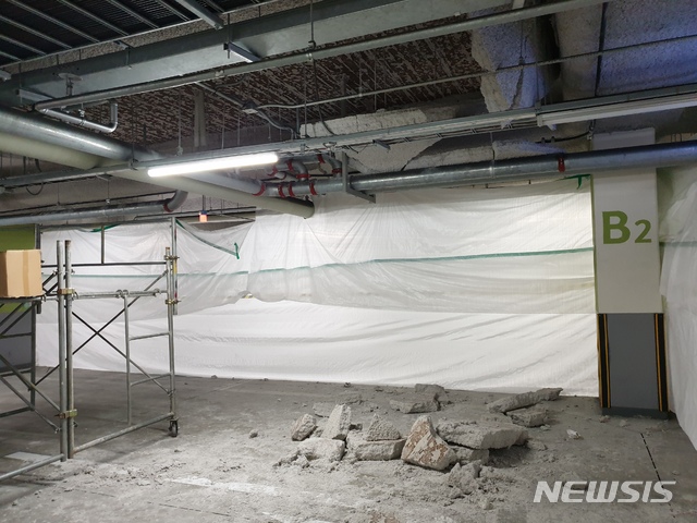 【인천=뉴시스】김민수 기자 = 지난달 20일 인천 연수구 홈플러스 지하주차장 2층 천장 마감재가 일부 무너져 내린 가운데 구조물들이 바닥에 떨어져 있다. 2019.05.21. kms0207@newsis.com