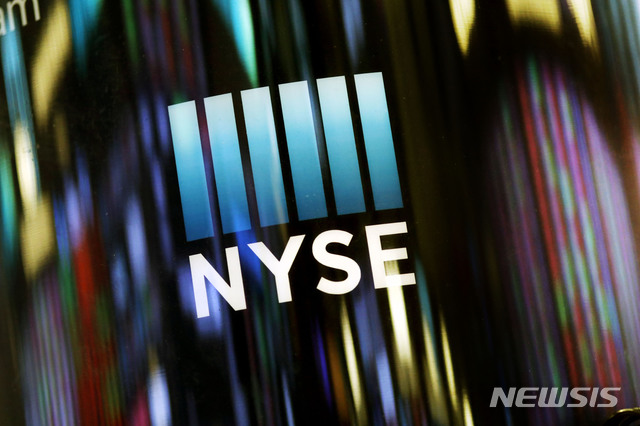 [뉴욕=AP/뉴시스] 5월13일(현지시간) 뉴욕증권거래소(NYSE)에서 촬영한 로고 사진. 2019.12.10.