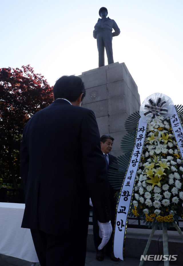 【인천=뉴시스】 박영태 기자 = 자유한국당 황교안 대표와 참석자들이 21일 오전 인천 중구 자유공원에 있는 맥아더 동상에 헌화하고 있다. 2019.05.21.since1999@newsis.com