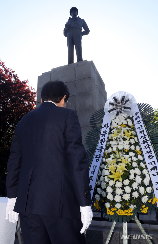 【인천=뉴시스】 박영태 기자 = 자유한국당 황교안 대표와 참석자들이 21일 오전 인천 중구 자유공원에 있는 맥아더 동상에 헌화하고 있다. 2019.05.21. since1999@newsis.com