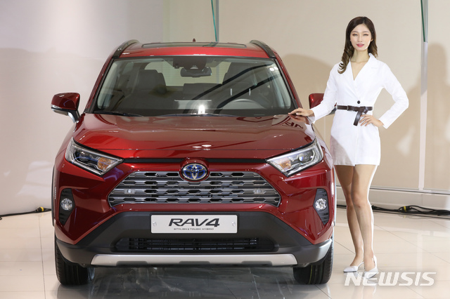 【서울=뉴시스】이윤청 기자 = 21일 서울 용산구 토요타 용산전시장에서 열린 토요타 ‘뉴 제너레이션 RAV4’ 신차발표회에서 모델이 포즈를 취하고 있다. 토요타 ‘뉴 제너레이션 RAV4’의 국내 판매가격은 가솔린 2WD 3,540만원, 하이브리드 2WD 3,930만원, 하이브리드 AWD 4,580만원이다. 2019.05.21. radiohead@newsis.com