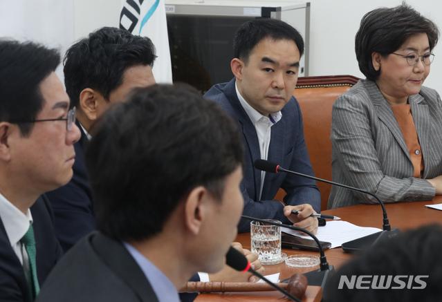 【서울=뉴시스】고승민 기자 = 21일 서울 여의도 국회에서 열린 바른미래당 원내대책회의에서 채이배 정책위의장이 하태경 의원의 발언을 지켜보고 있다. 2019.05.21. kkssmm99@newsis.com