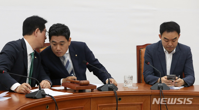 【서울=뉴시스】고승민 기자 = 21일 서울 여의도 국회에서 열린 바른미래당 원내대책회의에서 오신환 원내대표, 이동섭 원내수석부대표가 대화하고 있다. 오른쪽은 채이배 정책위의장. 2019.05.21. kkssmm99@newsis.com