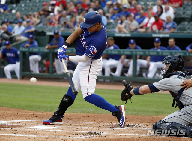 【알링턴(미국)=AP/뉴시스】 추신수(텍사스 레인저스)가 21일(한국시간) 미국 텍사스주 알링턴 글로브 라이프 파크에서 열린 시애틀 매리너스와의 경기에서 1회 안타를 때려내고 있다. 