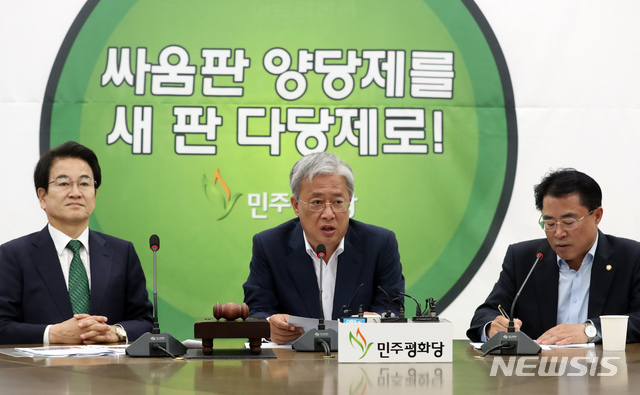 【서울=뉴시스】고승민 기자 = 21일 서울 여의도 국회에서 열린 민주평화당 의원총회에서 유성엽 원내대표가 모두발언하고 있다. 2019.05.21.kkssmm99@newsis.com