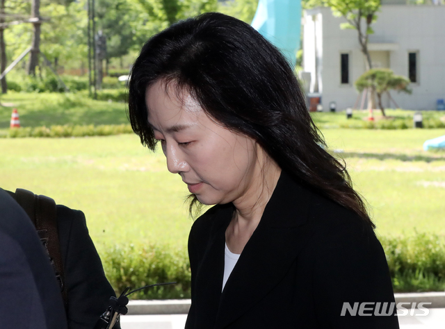 【서울=뉴시스】배훈식 기자 = 조윤선 전 청와대 정무수석이 21일 오전 서울 송파구 서울동부지방법원에서 열린 '세월호 특조위 활동 방해' 사건 1심 공판에 고개를 숙인 채 출석하고 있다. 2019.05.21. photo@newsis.com