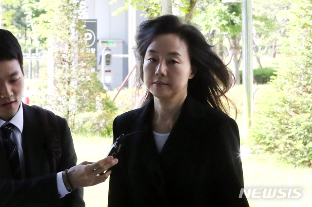 【서울=뉴시스】배훈식 기자 = 조윤선 전 청와대 정무수석이 21일 오전 서울 송파구 서울동부지방법원에서 열린 '세월호 특조위 활동 방해' 사건 1심 공판에 출석하고 있다. 2019.05.21.&nbsp; photo@newsis.com