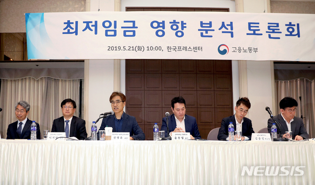 【서울=뉴시스】김병문 기자 = 전병유 한신대학교 사회혁신경영대학원 교수가 21일 오전 서울 중구 한국프레스센터에서 고용노동부 주최로 열린 '최저임금 영향 분석 토론회'에 참석해 모두발언을 하고 있다. 왼쪽부터 노용진 서울과학기술대학교 경영학과 교수, 이지만 연세대학교 경영학과 교수, 전 교수, 윤동열 건국대학교 경영학과 교수, 김종진 노동사회연구소 부소장, 최배근 건국대학교 경제학과 교수. 2019.05.21.&nbsp; dadazon@newsis.com