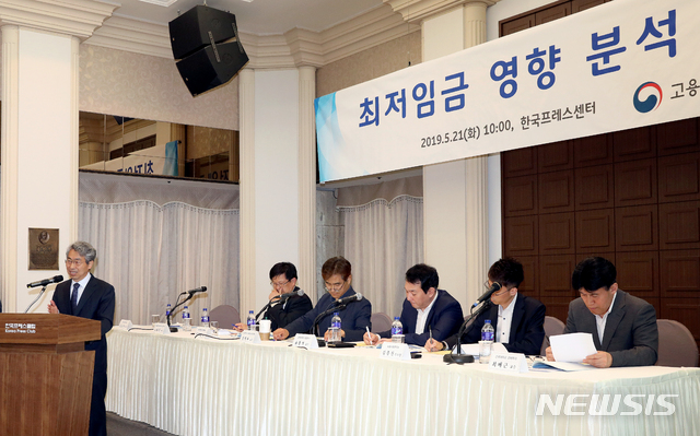 【서울=뉴시스】김병문 기자 = 노용진 서울과학기술대학교 경영학과 교수가 21일 오전 서울 중구 한국프레스센터에서 고용노동부 주최로 열린 '최저임금 영향 분석 토론회'에 참석해 발표를 하고 있다. 왼쪽부터 노 교수, 이지만 연세대학교 경영학과 교수, 전병유 한신대학교 사회혁신경영대학원 교수, 윤동열 건국대학교 경영학과 교수, 김종진 노동사회연구소 부소장, 최배근 건국대학교 경제학과 교수. 2019.05.21. dadazon@newsis.com