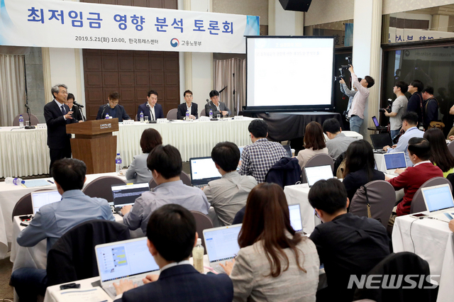 【서울=뉴시스】김병문 기자 = 노용진 서울과학기술대학교 경영학과 교수가 21일 오전 서울 중구 한국프레스센터에서 고용노동부 주최로 열린 '최저임금 영향 분석 토론회'에 참석해 발표를 하고 있다. 2019.05.21.&nbsp; dadazon@newsis.com