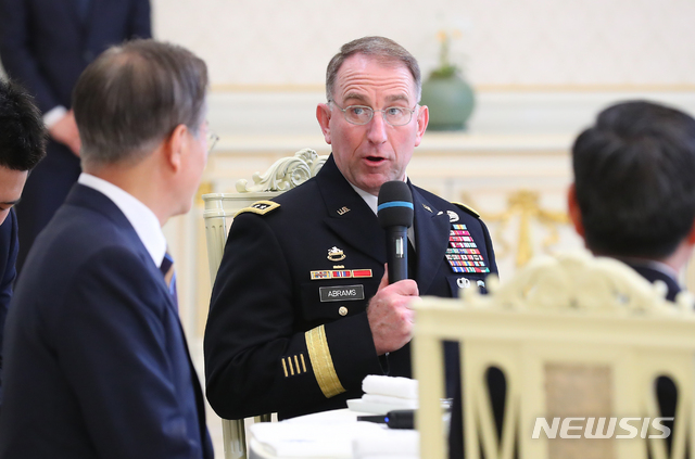 【서울=뉴시스】전신 기자 = 로버트 에이브럼스 주한미군사령관이 21일 청와대 본관에서 열린 한-미 군 주요직위자 초청 오찬간담회에서 인사말하고 있다. 2019.05.21. photo1006@newsis.com