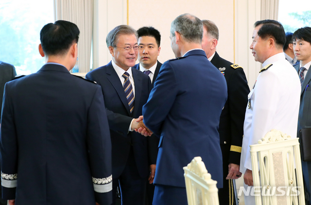 【서울=뉴시스】전신 기자 = 문재인 대통령이 21일 청와대 본관에서 열린 한-미 군 주요직위자 초청 오찬간담회에서 참석자들과 인사하고 있다. 2019.05.21. photo1006@newsis.com