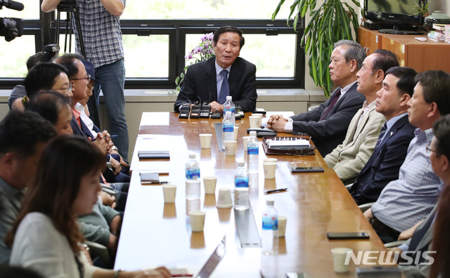 【서울=뉴시스】김진아 기자 = 정기섭 개성공단기업협회 회장이 21일 오후 서울 영등포구 개성공단기업협회에서 열린 개성공단 방북 승인 관련 개성공단기업 비상대책위원회 간담회에서 모두발언을 하고 있다. 2019.05.21.&nbsp; bluesoda@newsis.com