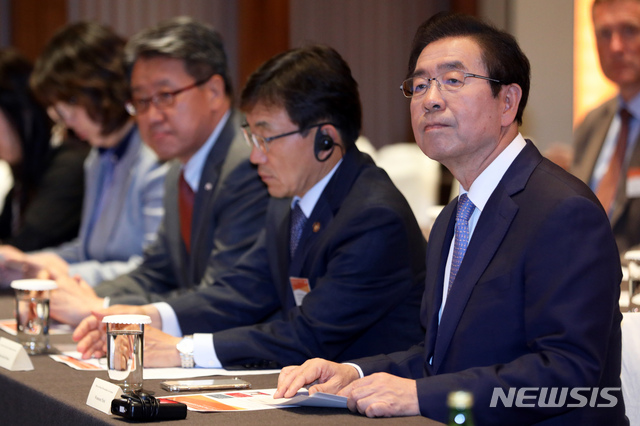 【서울=뉴시스】이윤청 기자 = 박원순 서울시장이 21일 서울 중구 신라호텔에서 열린 한국-덴마크 보건의료 세미나에서 경청하고 있다. 2019.05.21. radiohead@newsis.com