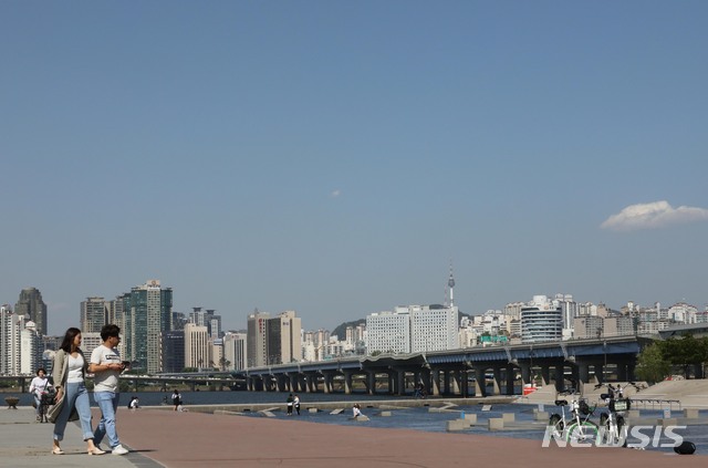 【서울=뉴시스】 고범준 기자 = 지난 21일 오후 서울 영등포구 여의도한강공원 물빛광장. 2019.05.21. bjko@newsis.com