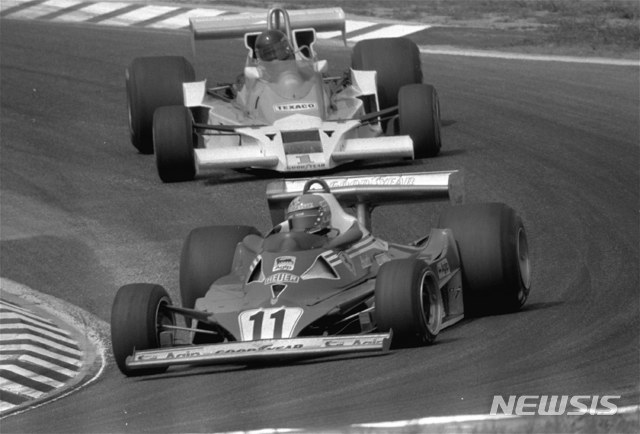 【호켄하임(독일)=AP/뉴시스】전설적인 F1 드라이버 니키 라우다가 20일(현지시간) 지병으로 사망했다. 사진은 라우다(앞쪽)가 1977년 7월31일 독일 호켄하임 서킷에서 열린 그랑프리에서 라이벌 제임스 헌트를 앞서고 있는 모습. 2019.05.21