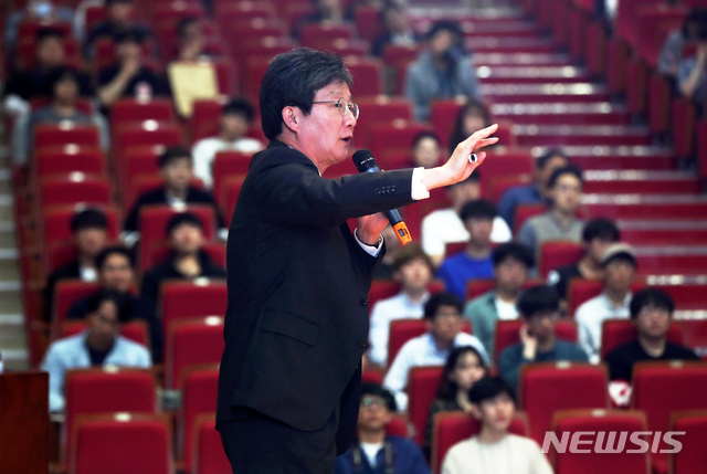 【서울=뉴시스】이윤청 기자 = 바른미래당 유승민 의원이 21일 서울 중구 동국대학교 본관에서 열린 2019 동국대학교 봄 백상대동제 토크 버스킹에서 '우리가 함께 만드는 미래'를 주제로 강연하고 있다. 2019.05.21. radiohead@newsis.com