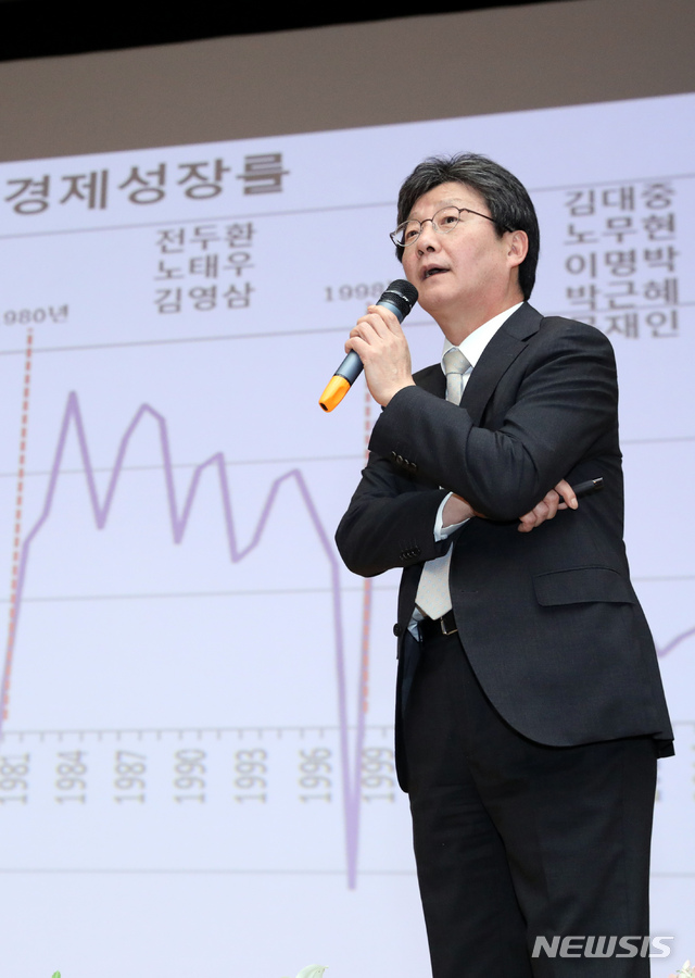 【서울=뉴시스】이윤청 기자 = 바른미래당 유승민 의원이 21일 서울 중구 동국대학교 본관에서 열린 2019 동국대학교 봄 백상대동제 토크 버스킹에서 '우리가 함께 만드는 미래'를 주제로 강연하고 있다. 2019.05.21. radiohead@newsis.com