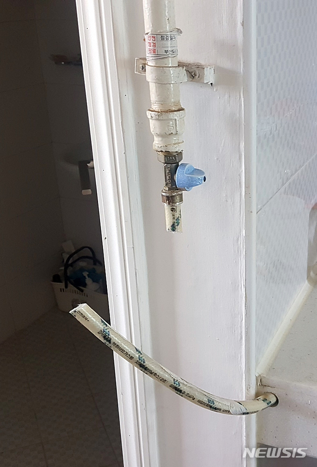 【부산=뉴시스】 부산 부산진경찰서는 22일 지인의 오피스텔에서 도시가스 밸브를 열고 호스를 잘라 가스를 방출하는 등 난동을 부린 A(60)씨를 가스방출·협박 등의 혐의로 붙잡아 조사 중이라고 밝혔다.2019.05.22. (사진=부산경찰청 제공)photo@newsis.com