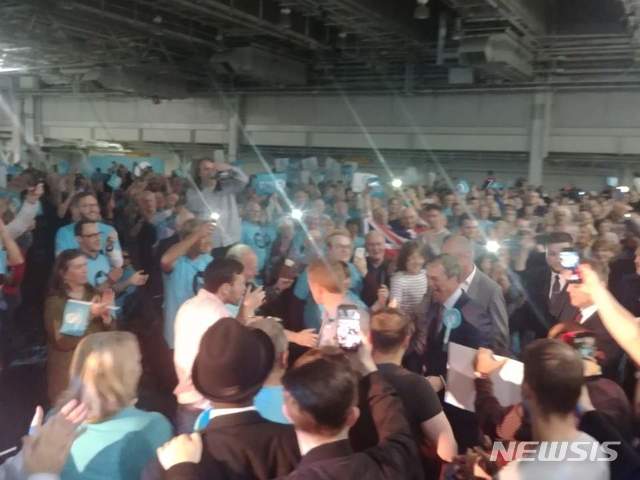 【런던=뉴시스】이지예 통신원 = 21일(현지시간) 영국 런던 서부의 '올림피아 런던' 박람회장에서 극우 강경 성향의 브렉시트당이 유럽의회 선거 유세를 개최했다. 사진은 나이절 패라지 대표가 유세장에 입장하자 지지자들이 환호하는 모습. 2019.5.22.